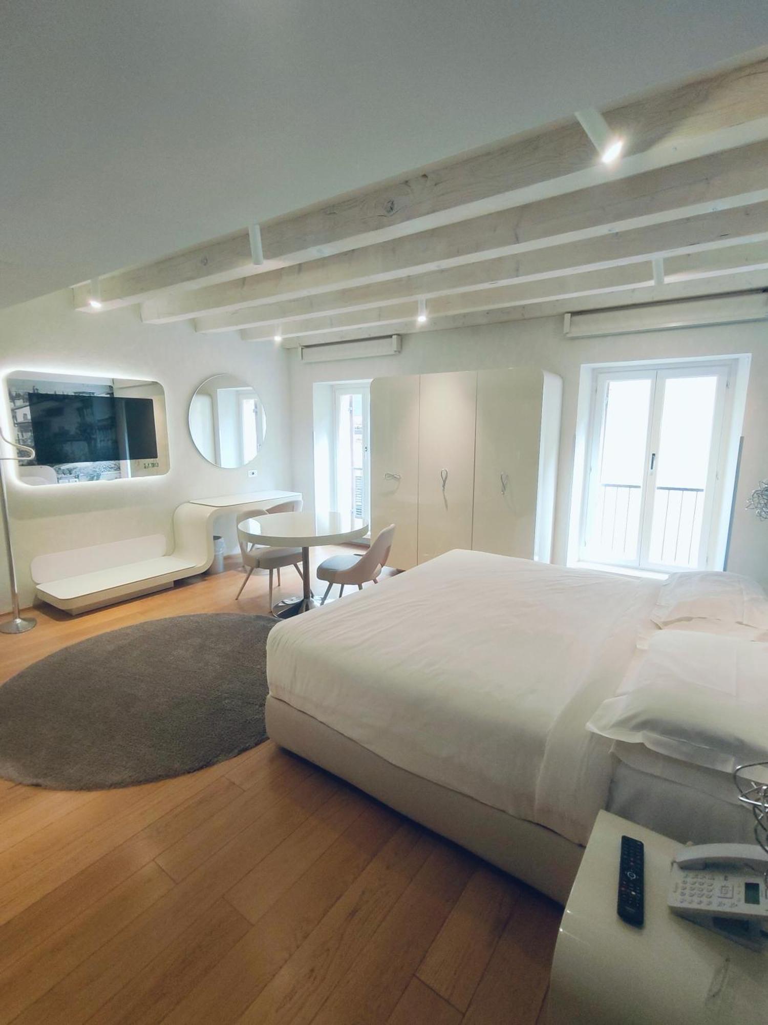 Lords Of Verona Luxury Apartments ภายนอก รูปภาพ