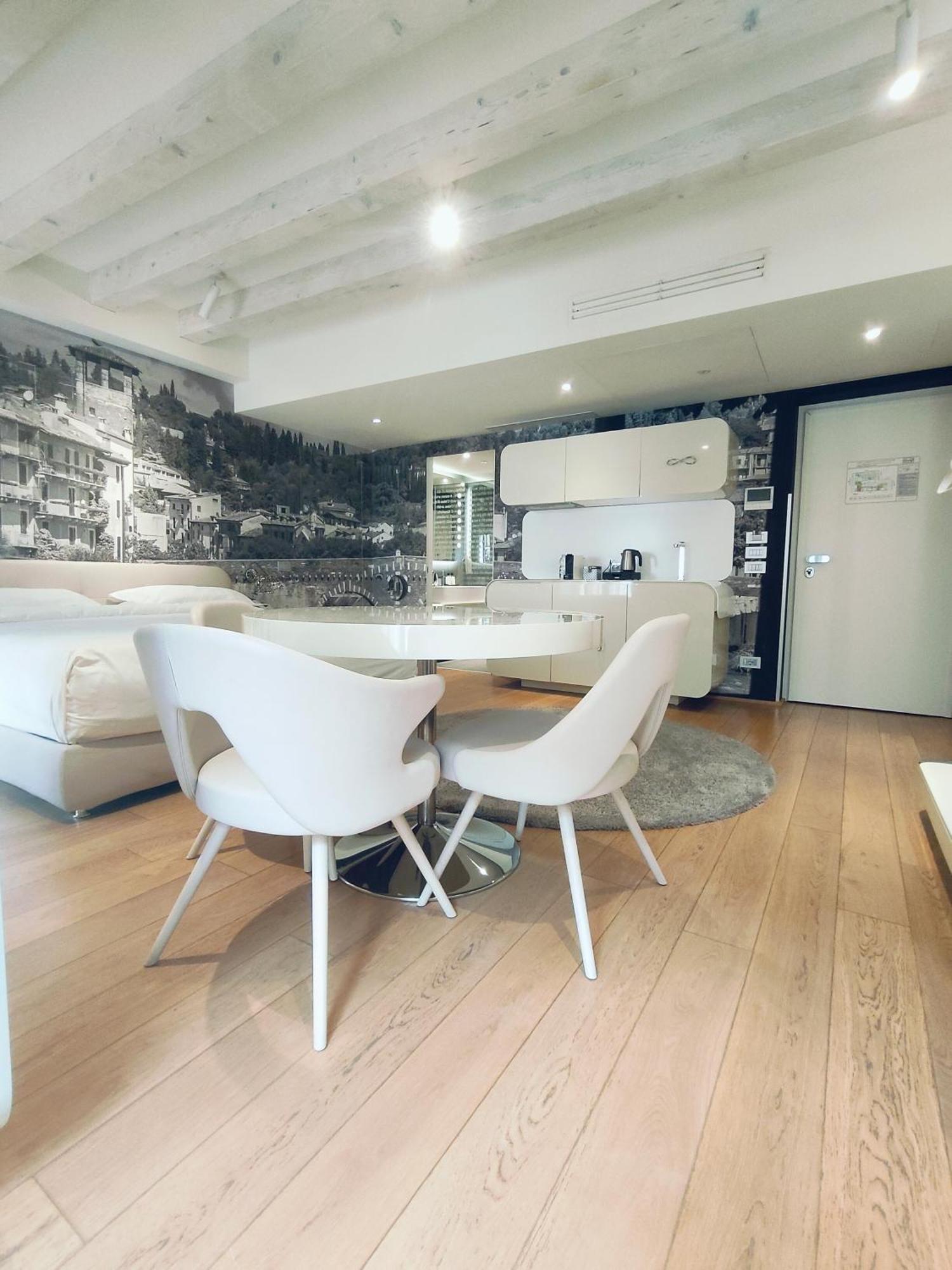 Lords Of Verona Luxury Apartments ภายนอก รูปภาพ